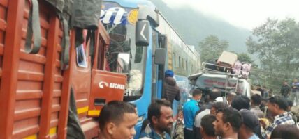 चितवनको  कुरिन्टारमा तीन वटा सवारी साधन ठोक्किए  ,दुर्घटनामा ११ जना घाइते ।