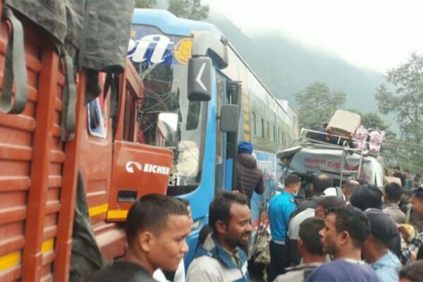 चितवनको  कुरिन्टारमा तीन वटा सवारी साधन ठोक्किए  ,दुर्घटनामा ११ जना घाइते ।