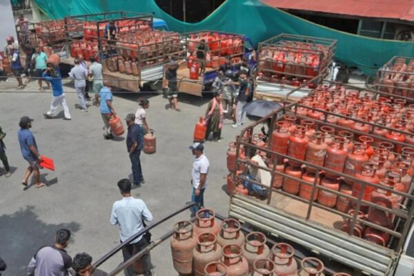 आजदेखि ११ वटा केन्द्रबाट फरक कम्पनीको ग्यास सिलिन्डर साट्न पाइने आजदेखि ११ वटा केन्द्रबाट फरक कम्पनीको ग्यास सिलिन्डर साट्न पाइने