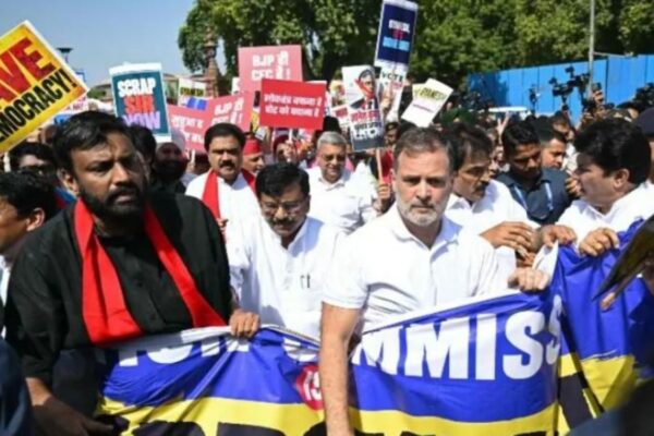 भारतमा राहुल गान्धीसहित विपक्षी नेताहरू हिरासतमा भारतमा राहुल गान्धीसहित विपक्षी नेताहरू हिरासतमा
