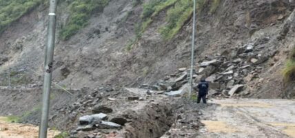 बाढी र पहिरोले गोरखा र सुर्खेतका सडक तथा पुल अवरुद्ध