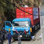 दसैँका सामान भित्र्याउन तीन दिनका लागि खुल्यो तातोपानी नाका