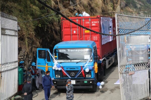 दसैँका सामान भित्र्याउन तीन दिनका लागि खुल्यो तातोपानी नाका दसैँका सामान भित्र्याउन तीन दिनका लागि खुल्यो तातोपानी नाका